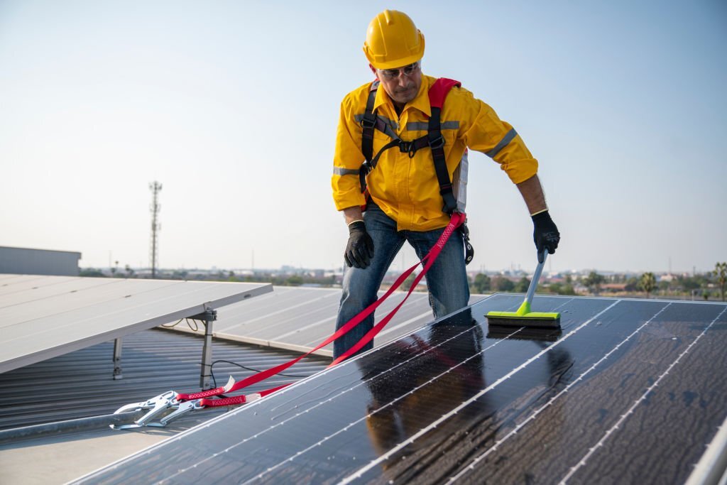 nettoyage et entretien de panneaux photovoltaiques par nos équipes crf