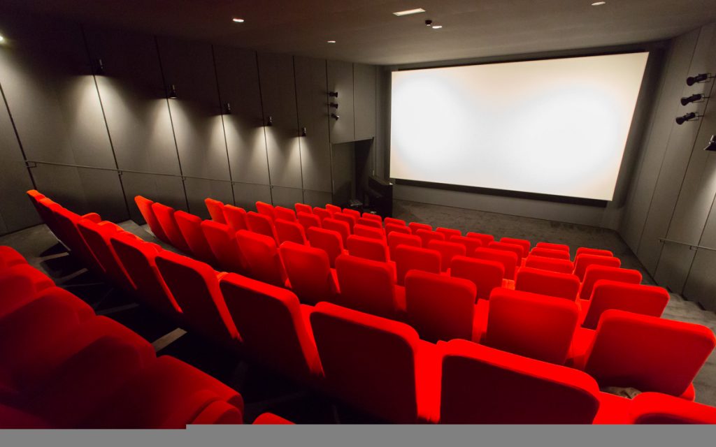 le cool roof : une solution pour les salles de spectacles et les cinémas